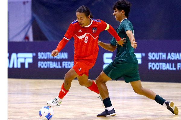 तीन गोलको अग्रता पनि जोगिएन